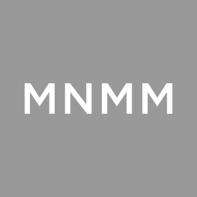 Minimal Wear for Minimalist.
ミニマリストのための、ミニマルな服。
MNMM(ミニマム)のプロダクトは都市生活をよりミニマルに、よりスマートにする。モノが飽和する世界で、都会的な最小構成を提案します。