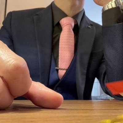 P.S.工作關係 沒開通知 沒臉照 #不要私訊就要換臉照 可以聯名拍照 私訊前發個不一定要有臉的照片給我 #讓我知道你是圓還是貶 你如果什麼照片都沒有 我可能不會回訊 畢竟也不是每個人都會回我 #西裝控 #制服控