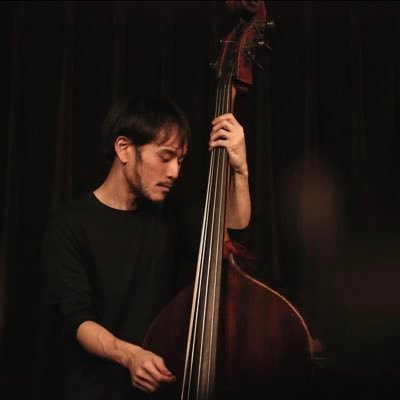 本業Jazz Bass playerです。幼少期に前衛美術集団『具体美術協会』の山崎つるこ氏に絵画を習い、芸術観に影響をうける。大学入学時(ユング心理学中心学科)にコントラバスを始めその後浜村昌子氏に、即興音楽、インプロビゼーションを習う。 バークリー音楽大学卒。住んだ場所は、ノルウェーのオスロ→日本→ドイツ→日本！！