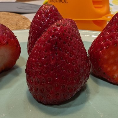 Lo que necesitamos es esperanza y confianza en el futuro. No abundan. Ah, y fresas. Fresas con sabor y olor a fresa.