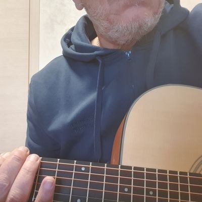 Mi diletto a cercare di strimpellare la chitarra.. prima o poi imparerò bene.. forse.(Ex informatico). Μελετώ Ελληνικά.