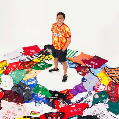 How lucky can one guy be. Sharing warna-warninya jersey Liga Indonesia via https://t.co/FMdGzh2boi.