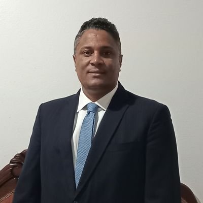 Republica Dominicana. Abogado / Ciencias Políticas / Docente Universitario / Jugador de Baloncesto.