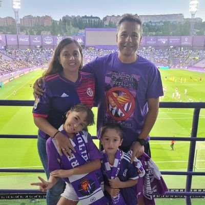 Fiel seguidor del Real Valladolid, el equipo de mi ciudad, padre de dos tesoros de nombre Eva y Álex y compañero de viaje por la vida de una mujer 10.