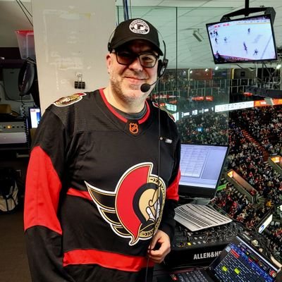 Ancien gars de radio, aujourd'hui chef d'équipe au gouvernement du 🇨🇦. Aussi DJ pour @quebec_remparts, @CapitalesQuebec, @rougeetor 🏈, @blizzardaaa, etc!