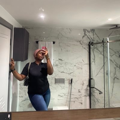 t_fiyinfoluwa's profile picture. Just vibes//here for fun 😌..