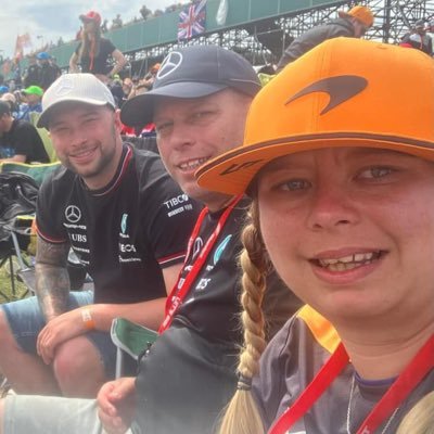 I love live ,love, laugh and share and capture memories with my fav people. love taking pictures! love f1 , mclaren supporter! taylor swift fan!