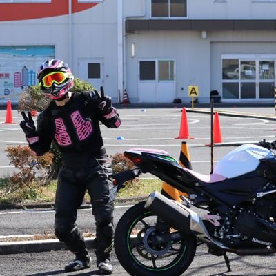 vt250スパーダ→z400(ピンクのシート)
初心者ですがよろしくお願いします！

練習会でお会いした際には声かけていただけると、とても嬉しいです！！！
#モトジムカーナ