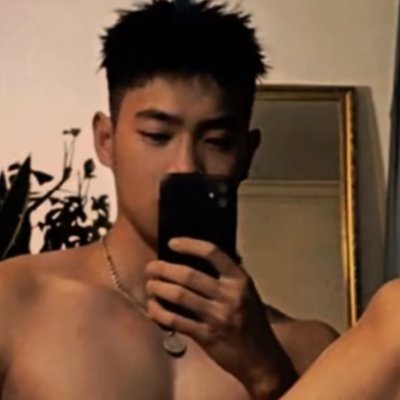 xhngru8's profile picture. 健壮的躯体里装着有趣的灵魂，期待着你一探究竟！