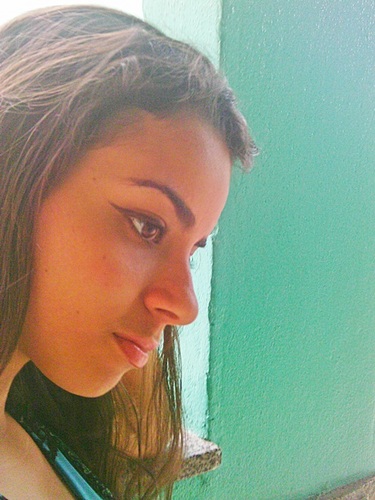Estudante do ensino médio, 16 anos, adolescente, música alta, rock. Apaixonada por pessoas que sabem me dar valor.