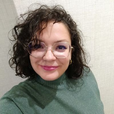 Traductora EN/FR-ES 🤓 | Traducción editorial 📚 y audiovisual 🎬 | Copiloto de @traducarro 🛒 | Aprendiz de rolera 🎲