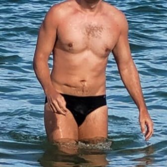 Casado com mulher, bi, discreto. Sou muito safado e curto de tudo. DM aberta. Bi, married guy who loves to show off and being naked, I love older men. DM open.