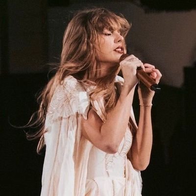 EditsJavix's profile picture. she/her, swiftie 🫶🏻