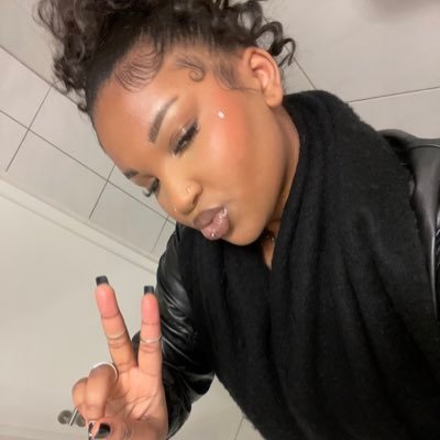 👩🏾‍❤️‍💋‍👩🏽