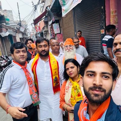 SparshA87980190's profile picture. आसमान से कहो हमारी उड़ान देखनी है तो अपना कद थोड़ा और ऊंचा कर ले 🙏जय श्री राम🙏