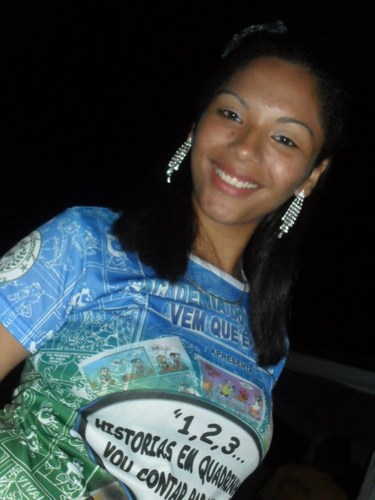 Sou primeira porta-bandeira da Academia do Samba Vem que é Dez, tenho 18 anos, e em busca da felicidade, Corintiana loucamente apaixonada ♫