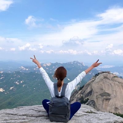 When you feel like hope is gone, look inside you and search your soul。 you will find a hero lies in you。 dreams are hard to follow, but don‘t let anyone steal