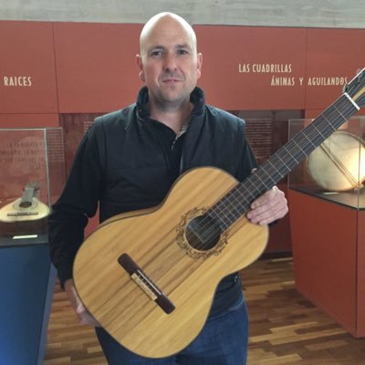 Toda la vida entre maderas y guitarras. De familia de guitarreros, siendo tercera generación. La vida es mucho mas que el trabajo. VIVE !!