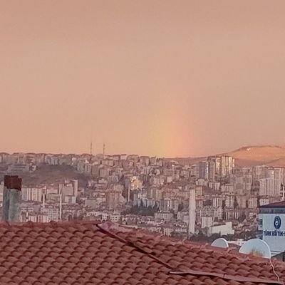 Koş bir odanın içinde sınırları olsun hayatın. Sakın deme bilmiyodum bu odanın şu kenarını verilen lütuflar karşısında iraden mani olmasın sakın.