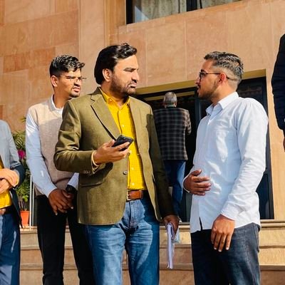 Maanarvind__'s profile picture. स्वतंत्र विचारों को कभी बेड़ियों में नहीं जकड़ा जा सकता।
                   
बोल की लब आज़ाद हैं तेरे........!!!!    

llजमींदार👳ll