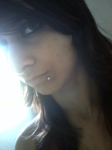 MeniNa,MoLEkA,extrovertida,amiGa,PalHaçA...EssA sOU eU =D...aMo PinTAr miNHas UnHaS de pReTooo e tBm AmO cOMer...(vOCaliSTa dA bANda K-18men) mE sEGuE? *-*