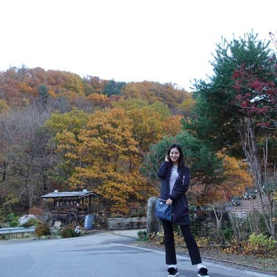 h1sTc5okdj0YuYr's profile picture. Cheerful Korean girl