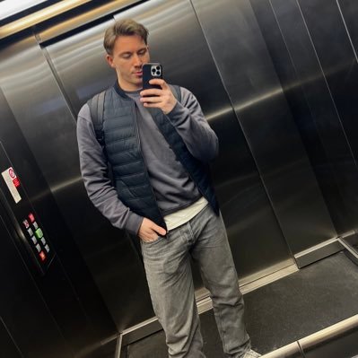 Bývalá kopačka s kritickým myšlením a se srdcem na správném místě. Tiskový odbor PSP, redaktor ČTsport a student VŠ