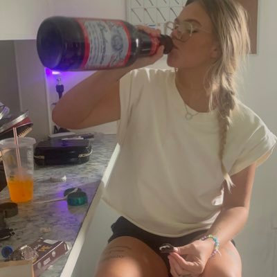 poopfartz02's profile picture. 