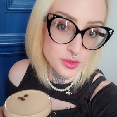 kay_von_h's profile picture. Woman of confusion, master of mimicking normality.