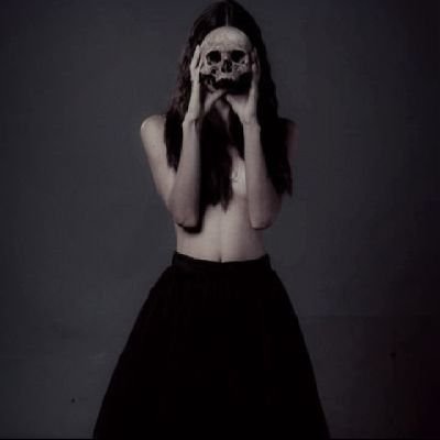 Εμένα οι φίλοι μου είναι μαύρα πουλιά
που κάνουν τραμπάλα στις ταράτσες ετοιμόρροπων σπιτιών