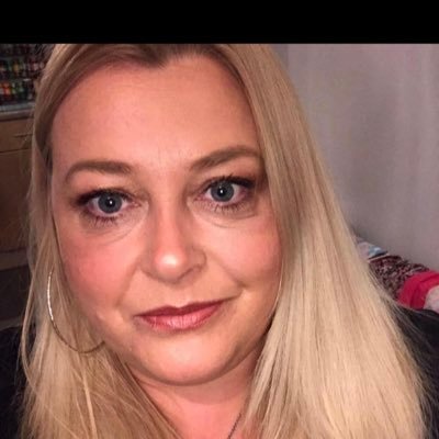 VickyBi86443221's profile picture. West Ham ⚒⚒⚒ married 3 kids joined years ago but on my 4th account.    #COYI