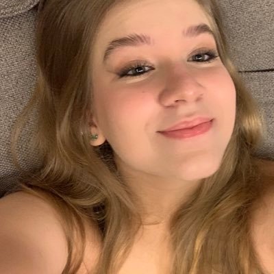 amandavernacci's profile picture. alexa play lighting by charli xcx