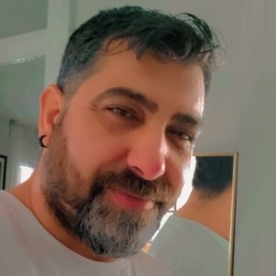 🇹🇷🇹🇷
“Beden ölür,çürür,cana bakın siz.
Kim kiminle yürür,ona bakın siz.
Bırakın dönsün dönme dolaplar,
Haktan,Hakikatten yana bakın siz.”🇹🇷🇹🇷