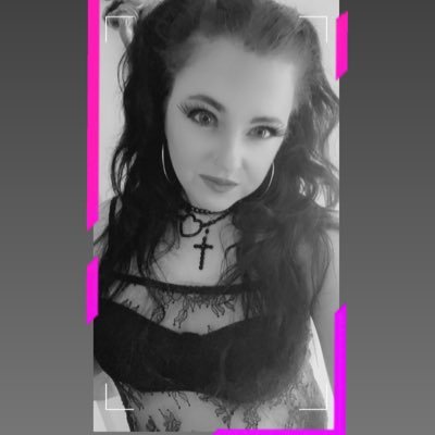 🩷💜💙tempest in a teacup🖤emo🖤motherfuckin’ princess🖤vampire wannabe🖤mum🖤pop-punk lover🖤moonchild🖤90’s/00’s fashion enthusiast🖤horror fan🖤UK🖤she/her🖤
