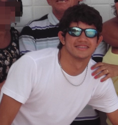 17 Anos, Estudante de engenharia Civil, gosto de tocar bateria.. Amo minha família, e surf pra querer ir em frente.. Surf é meu EU!