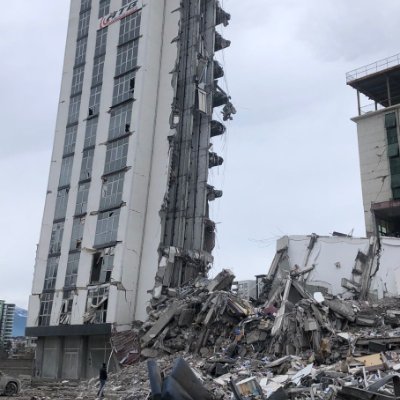 6 Şubat 2023 depreminde önce yarısı yıkılan 12 saat sonra diğer yarısı yıkılan bina.