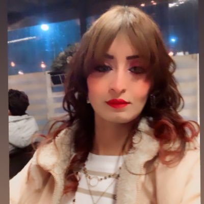 ف حجات جوايا مبقلهاش .. دايما ف بالى مبنسهاش
زى صورتك .. زى صوتك .. تعابير ملامحك لحظة سكوتك
كل الحجات ال بينى وبينك محفوره ف عقلى ومبتتحكاش