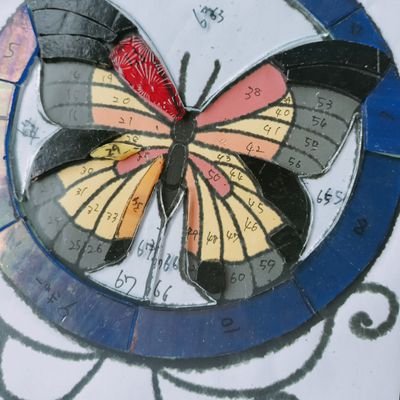 ステンドグラス作家、蝶をテーマにガラス細工を作っております。ちょっとうるさいアザラシ垢→@okayuseal_