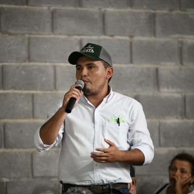 Abogado. Universidad Libre.

Especialista en Derecho Público.
Especialista en Derecho de Medio Ambiente y Minero Energético.

Universidad Externado de Colombia.