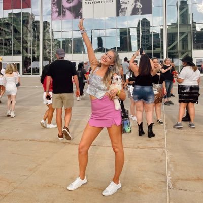 Taylor Swift once hugged me & said I looked “just like Cate Blanchett” 💞Swiftie est 2005 🦄 Taylor liked 🌈