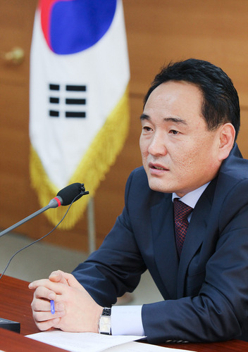 특임장관실 특임실장/17대대통령예비후보특보/17대 대통령예비후보 비서실부실장/한나라당 중앙당 정보위원회 부위원장/(現) 한나라당 전남도당 위원장
사람사이의 인연을 중요시하고 신뢰하기에.
만남에 대해 의미를 많이 두고 모든 사람들과 좋은 인연을 맺고 싶습니다^^