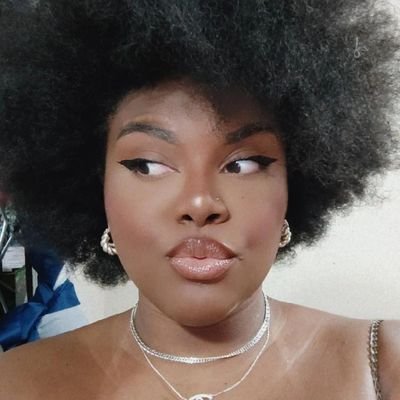 ThaisSoares07's profile picture. 28 anos Carioca 🏖️ maquiadora 💄 sagitariana ♐ sem um pingo de paciência 😌