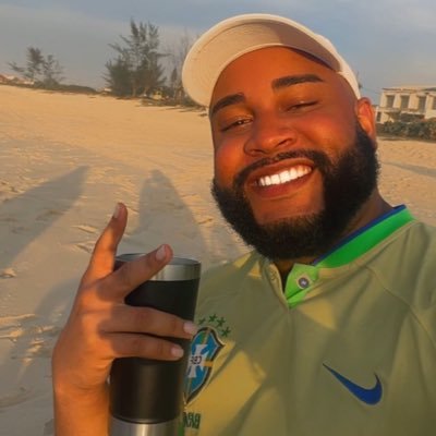 Você é admirado por pessoas que fingem não te ver, acredite! 🏳️🌈