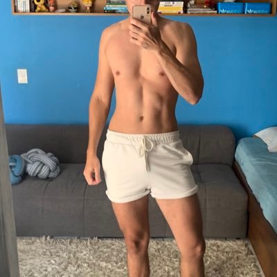 Ativo, dotado e cheio de vontade. Sempre atrás de um cuzinho que goze de verdade. Se for corajoso, minha DM tá aberta… vem me provocar 😈💦
