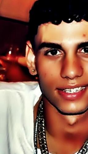 Sou Pardo , Tenho Olhos castanho Claro , gosto de Eletronica , saio muito pras Baladas, gosto muito de Zua com os colegas . Se gostou SEGUEE Aewww