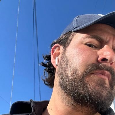 barbón por convicción peludo por herencia; Historiador por profesión, Arqueólogo reprimido, futuro Psicólogo por elección, emprendedor en Farmasi, compra ⬇️