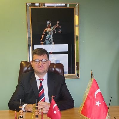 Hukukçuyum. İstanbul Üniversitesi Hukuk Fakültesi 1994 mezunuyum. Adli Tıp Enstitüsü'nde yüksek lisans yaptım.Evliyim ve bir oğlum var. Sevgi ve saygı önceliğim