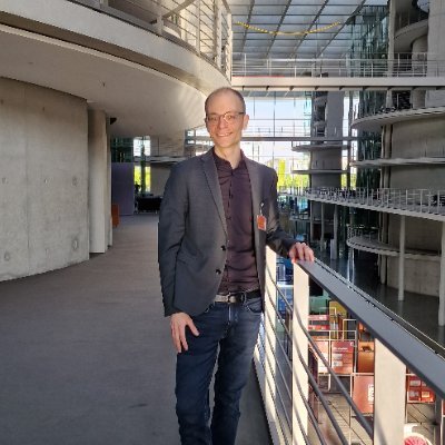 Postdoctoral Researcher at Fraunhofer IAO. Also, untalented windsurfer.