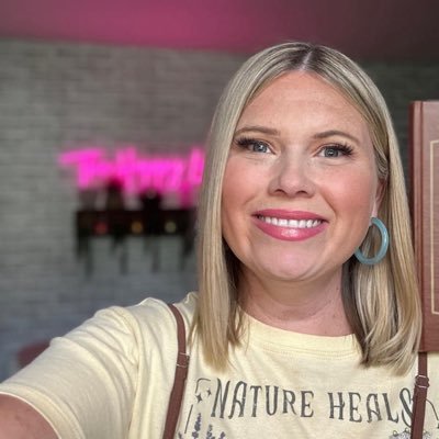 Lindsey K. Rietzsch (AKA the Happy Lady) is an author, YouTuber, songwriter, entrepreneur, and mom. Latter-day Saint & host of the “Happy Lady” podcast.