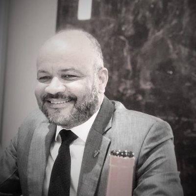 “antes, imbéciles solo hablaban en el bar, pero los demás los callaban, pero ahora por las redes tienen el mismo derecho a hablar que un premioNobel”Umberto Eco
